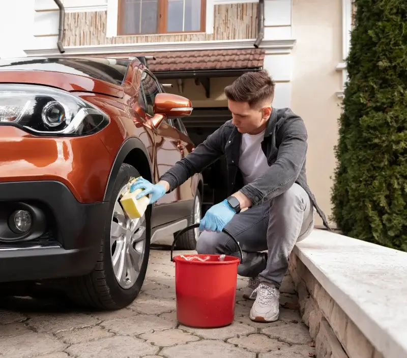 Lavage auto à domicile Vulaines-sur-Seine : professionnel intervenant sur un véhicule